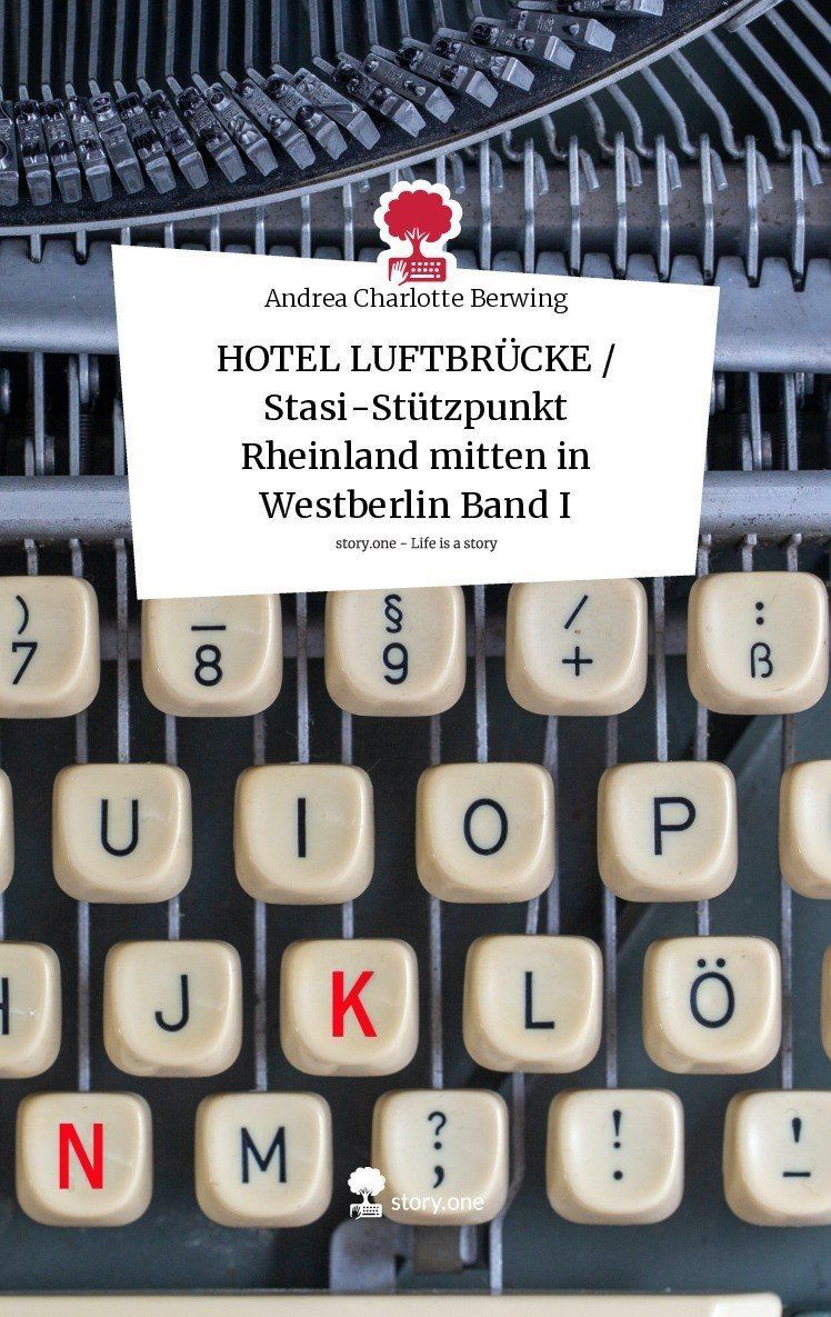 Buchcover mit alter Schreibmaschine und rotem story.one-Logo, Titel über Tasten mit hervorgehobenen Buchstaben.